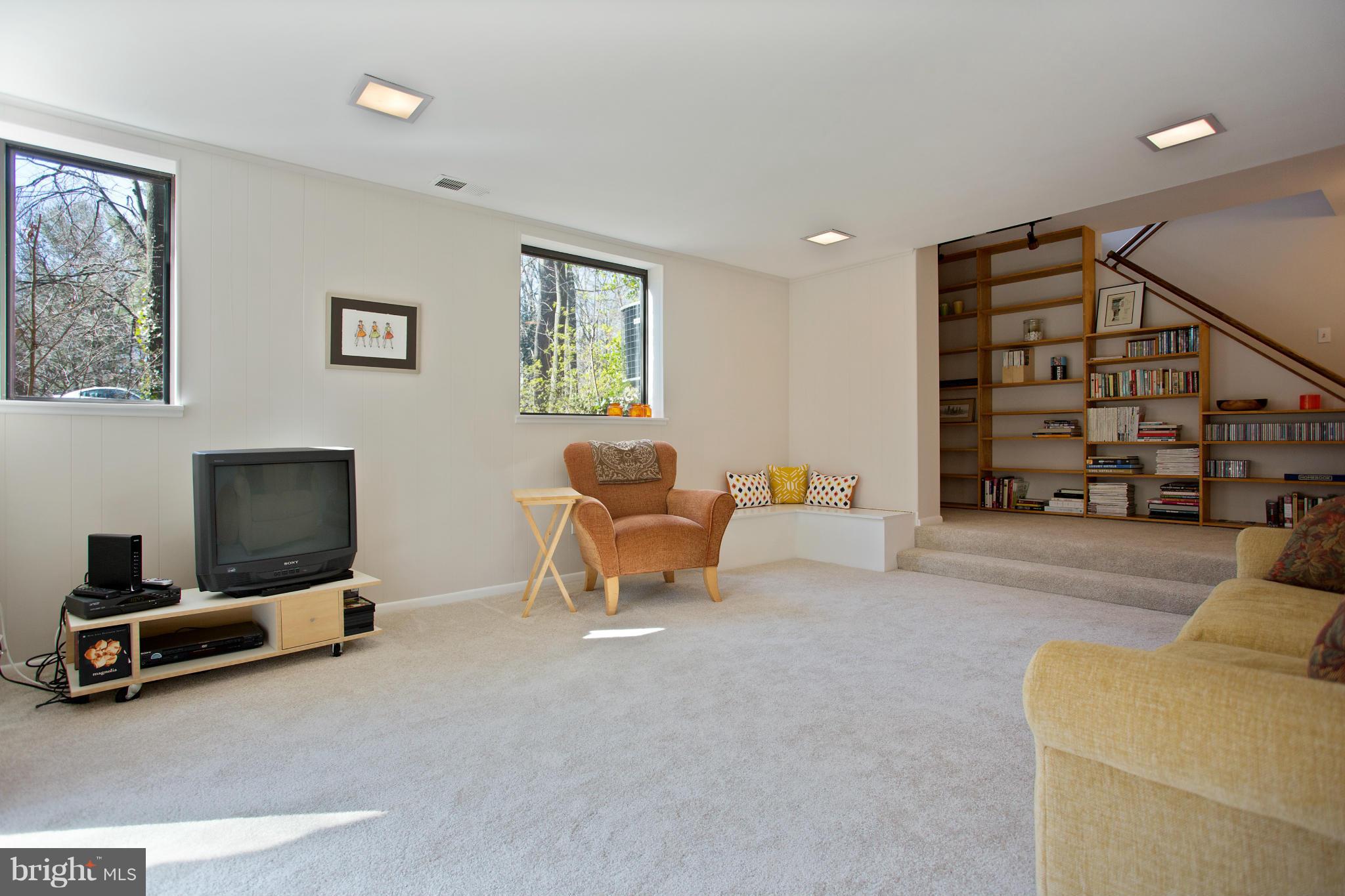 2040 Lakebreeze Way Reston, VA 20191 - Photo 26 of 29 a living room with furniture and a flat screen tv