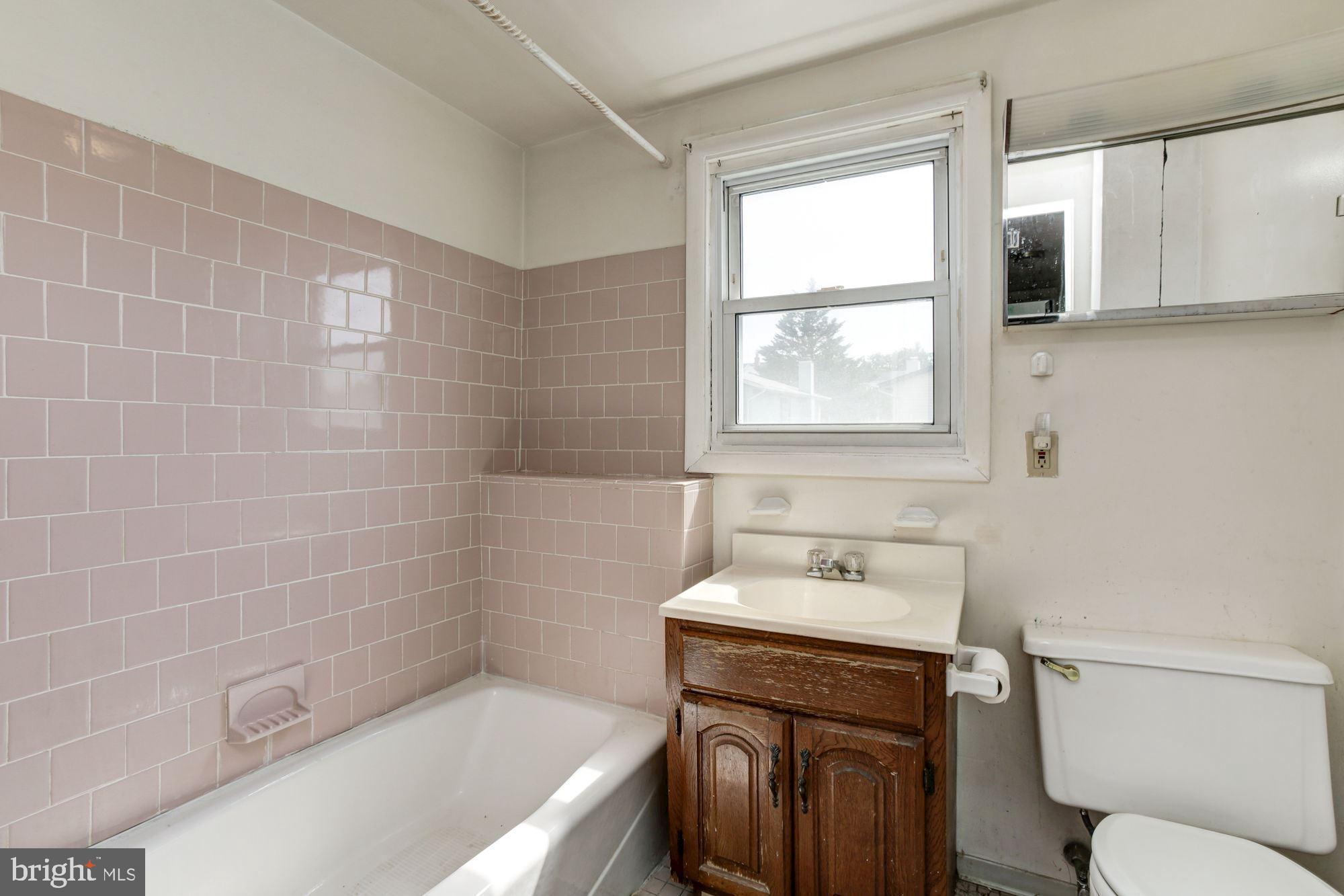 3609 Hineline Road Baltimore, MD 21229 - Photo 18 of 40 Upper Level Full Bath