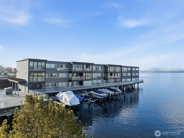 $898,000 | 515 Lake Street South, Unit 204, Kirkland, WA 98033