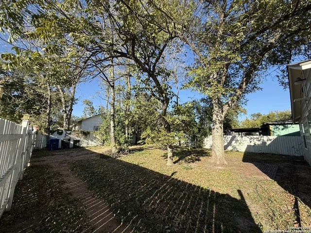 a view of a backyard