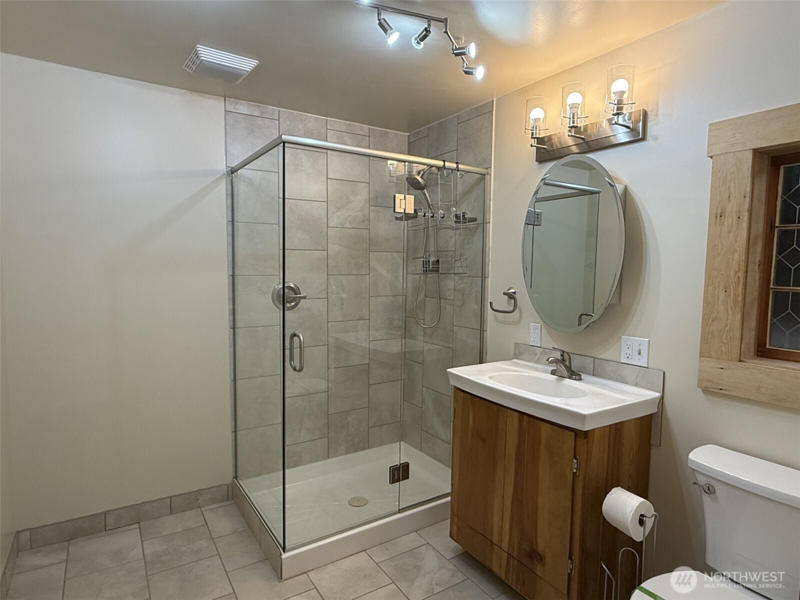 358 East Main Street Dayton, WA 99328 - Photo 26 of 37 a bathroom with a toilet a sink and shower