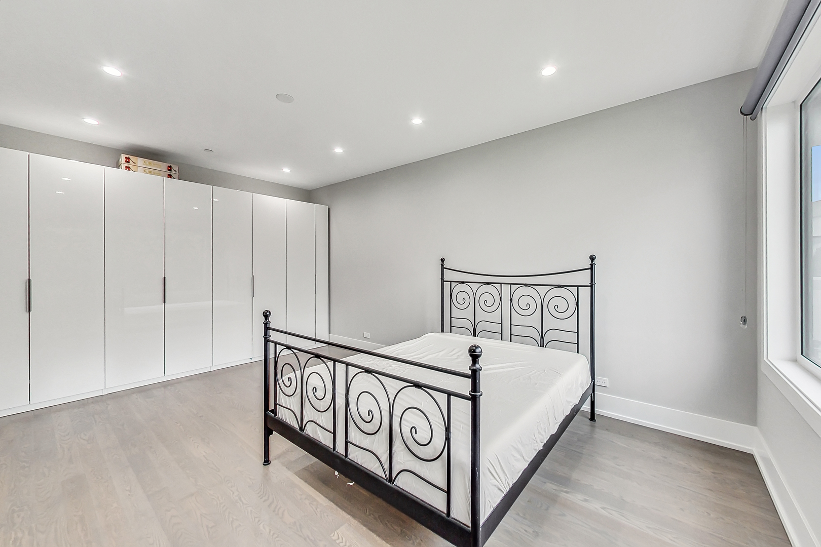 1331 Pfingsten Road Northbrook, IL 60062 - Photo 22 of 38 a view of a hallway