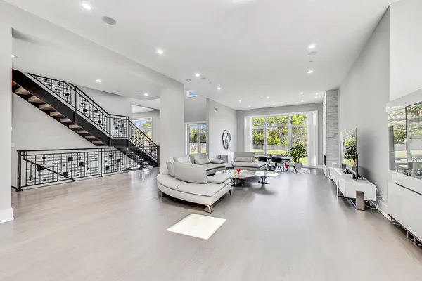 $2,299,000 | 1331 Pfingsten Road, Northbrook, IL 60062