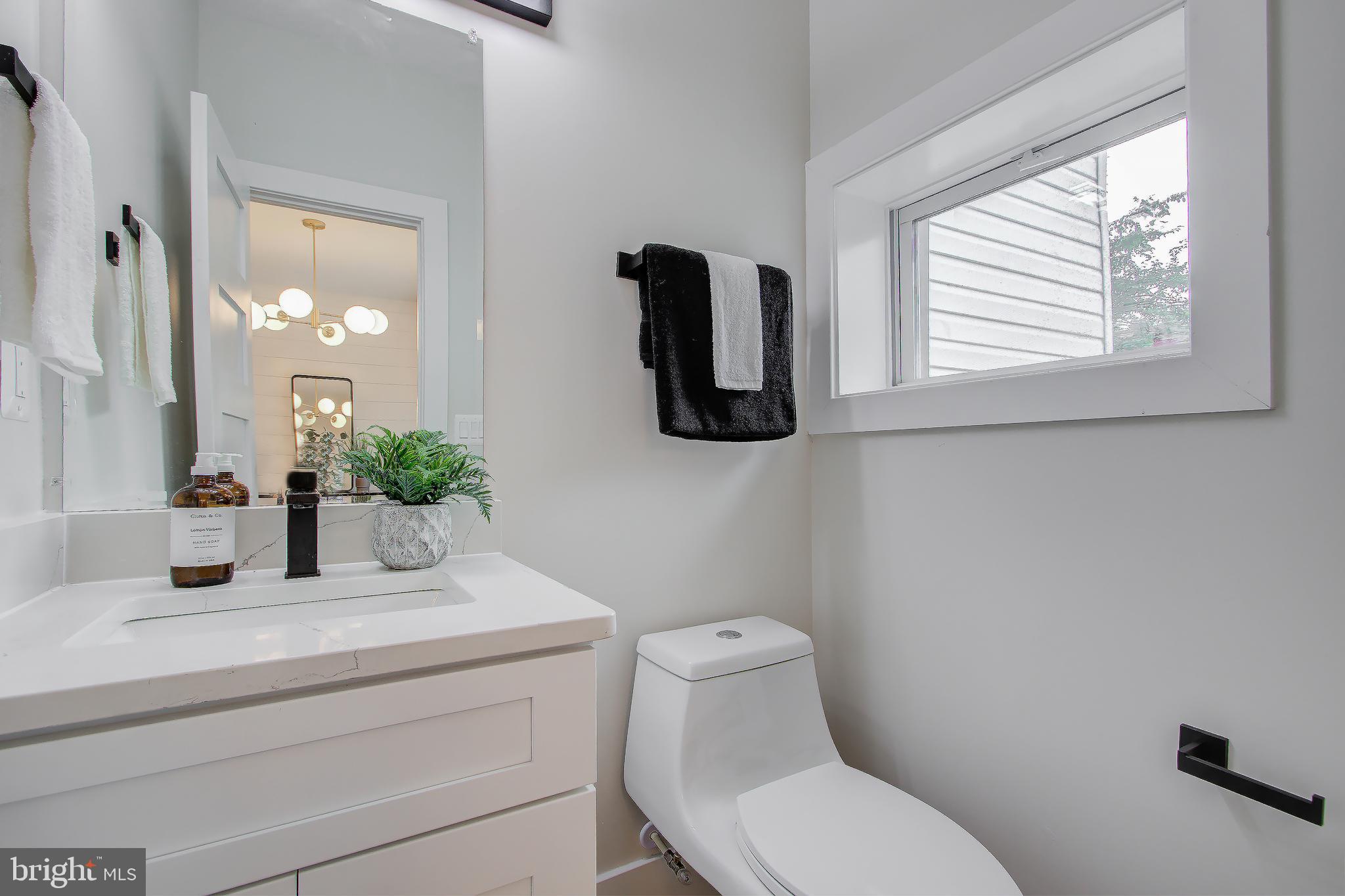 909 L Street Northeast Washington, DC 20002 - Photo 10 of 30 Powder Room