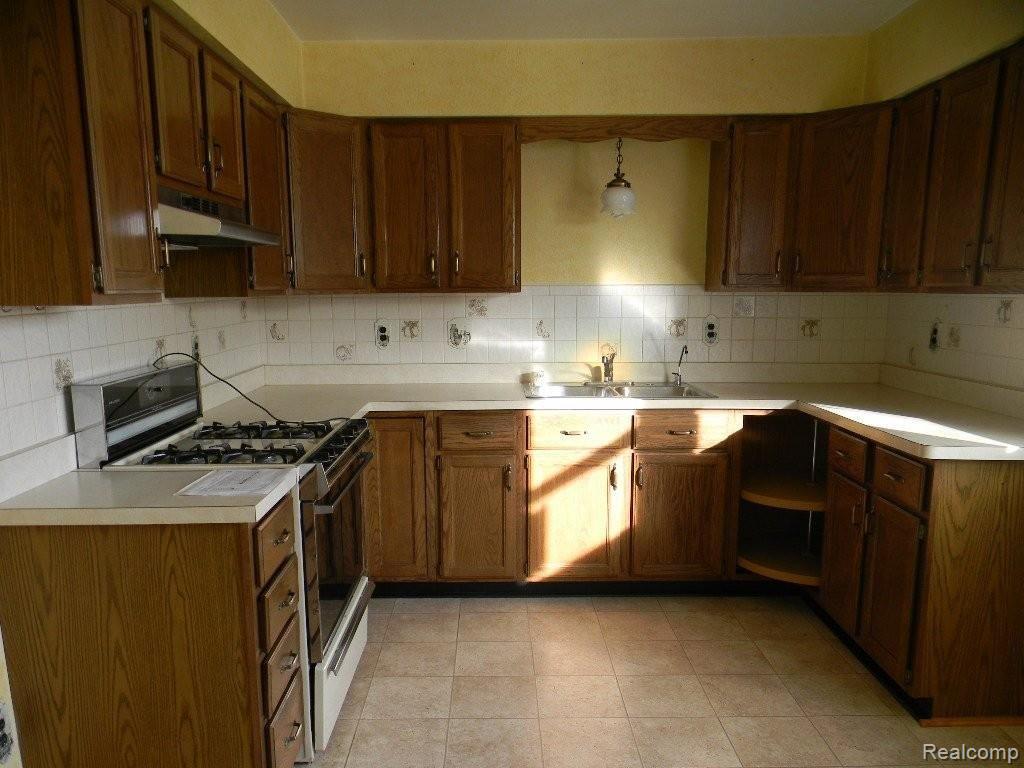 2101 Orpington Road Troy, MI 48083 - Photo 4 of 7 KITCHEN.JPG