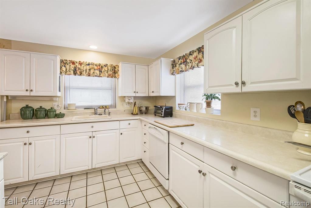 1468 Ruby Avenue Rochester Hills, MI 48309 - Photo 8 of 18