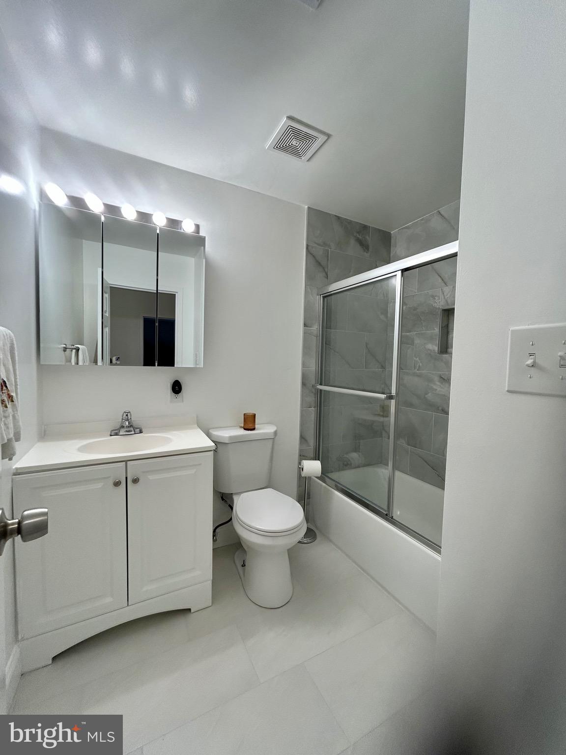 18624 Walkers Choice Road, Unit 6 Montgomery Village, MD 20886 - Photo 12 of 25 Hall bathroom