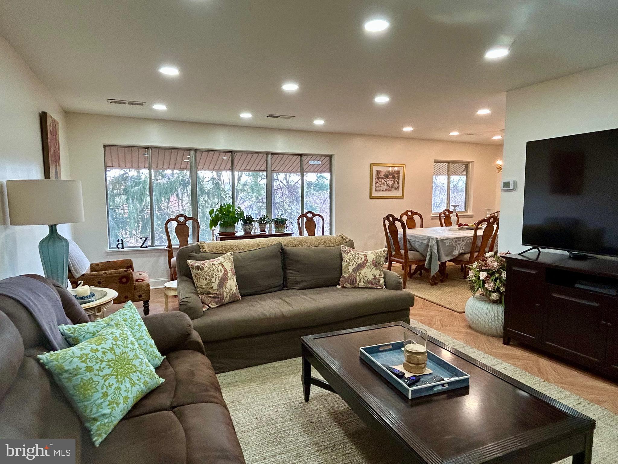 18624 Walkers Choice Road, Unit 6 Montgomery Village, MD 20886 - Photo 3 of 25 Spacious living room
