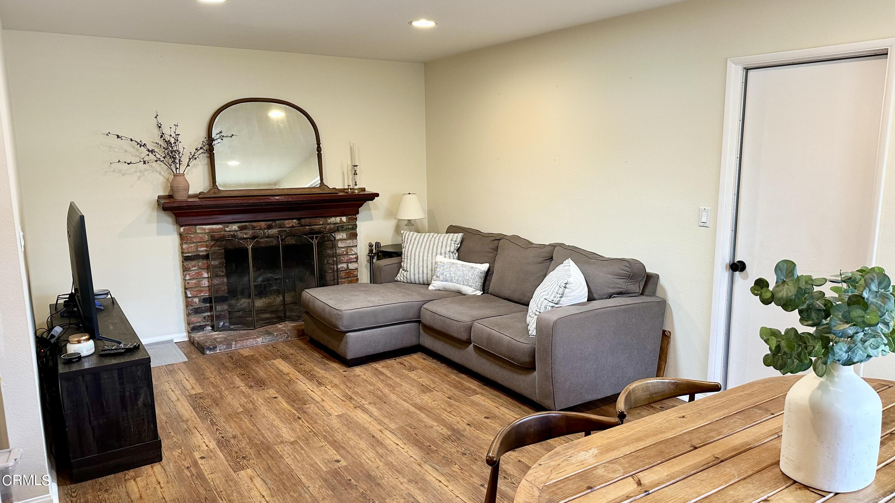 4621 Hamilton Avenue Oxnard, CA 93033 - Photo 6 of 22 a living room with furniture