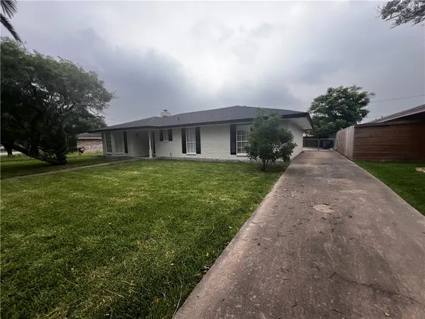 a view of a house with a yard