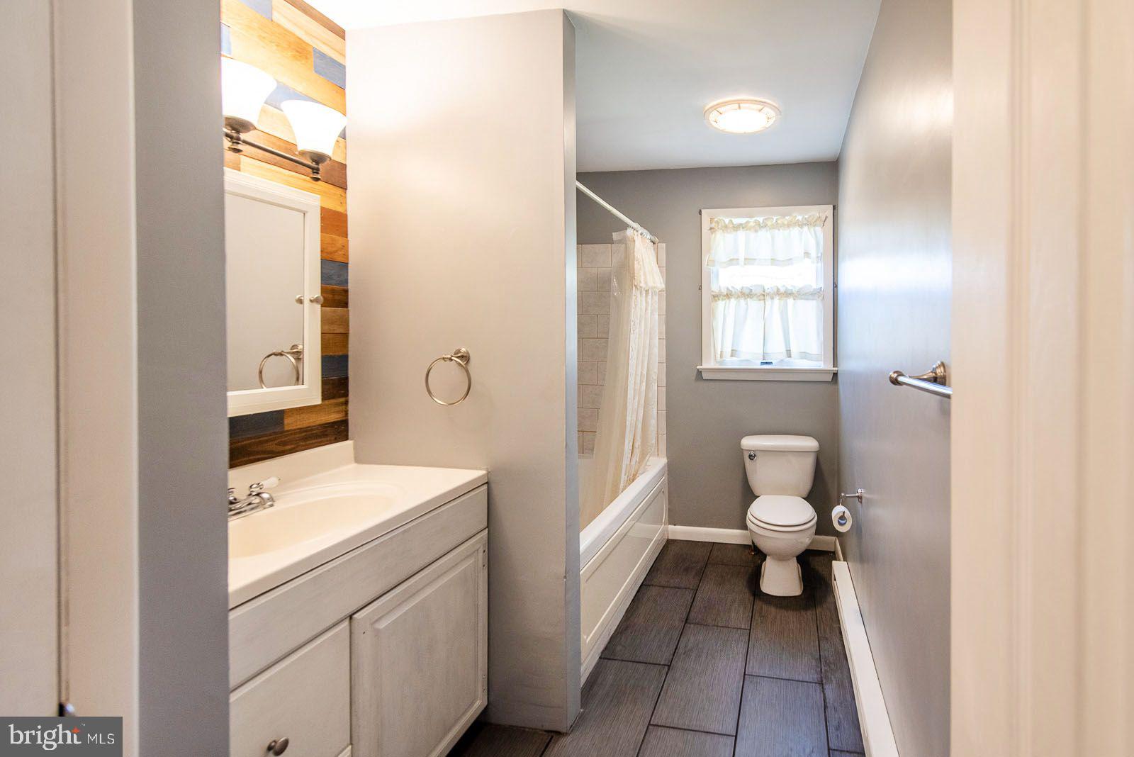 1439 North Valley Road Pottstown, PA 19464 - Photo 22 of 31 Full Bathroom