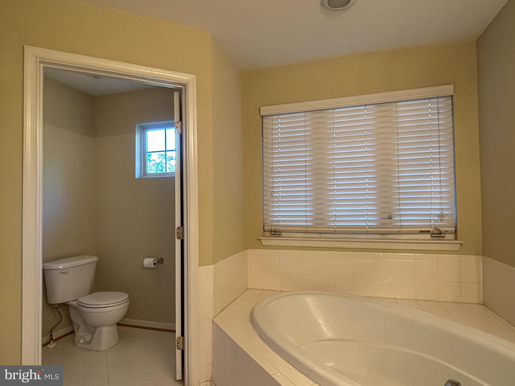 1538 Grosbeak Court Woodbridge, VA 22191 - Photo 20 of 39 a bathroom with a bathtub and a toilet
