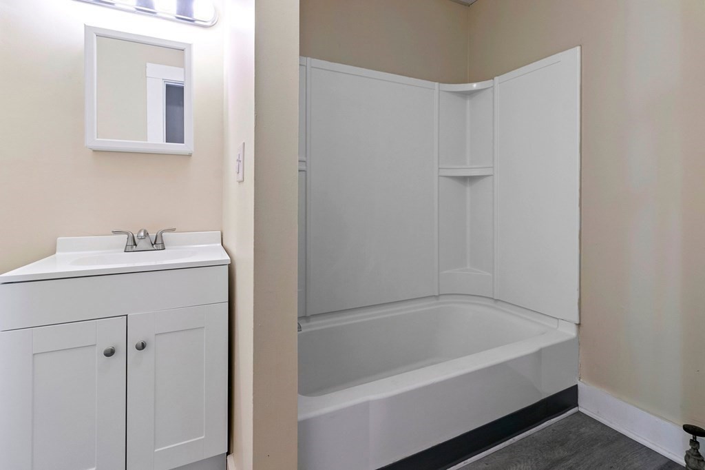 383 White Street Springfield, MA 01108 - Photo 23 of 39 a bathroom with a bathtub sink