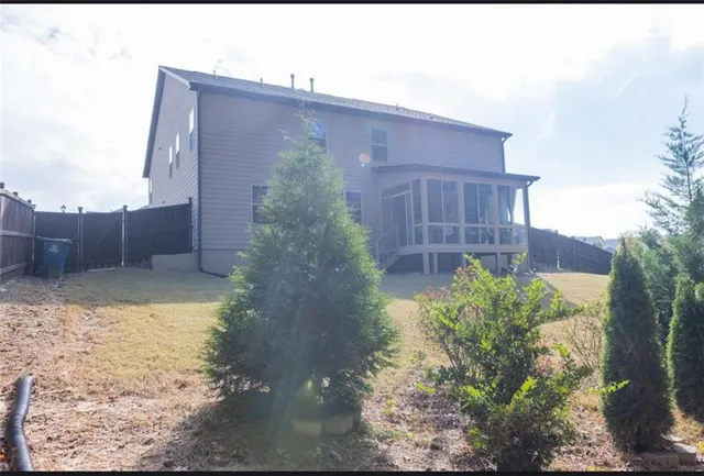 a view of a backyard