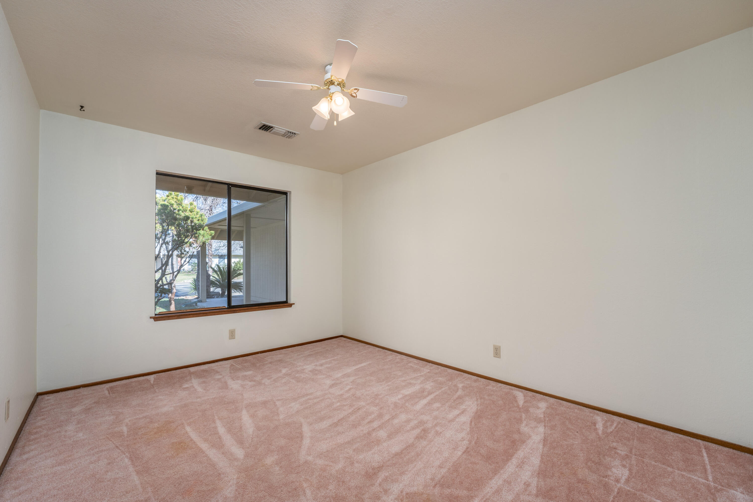 853 Oakmont Drive Redding, CA 96003 - Photo 15 of 37 a view of an empty room with windows