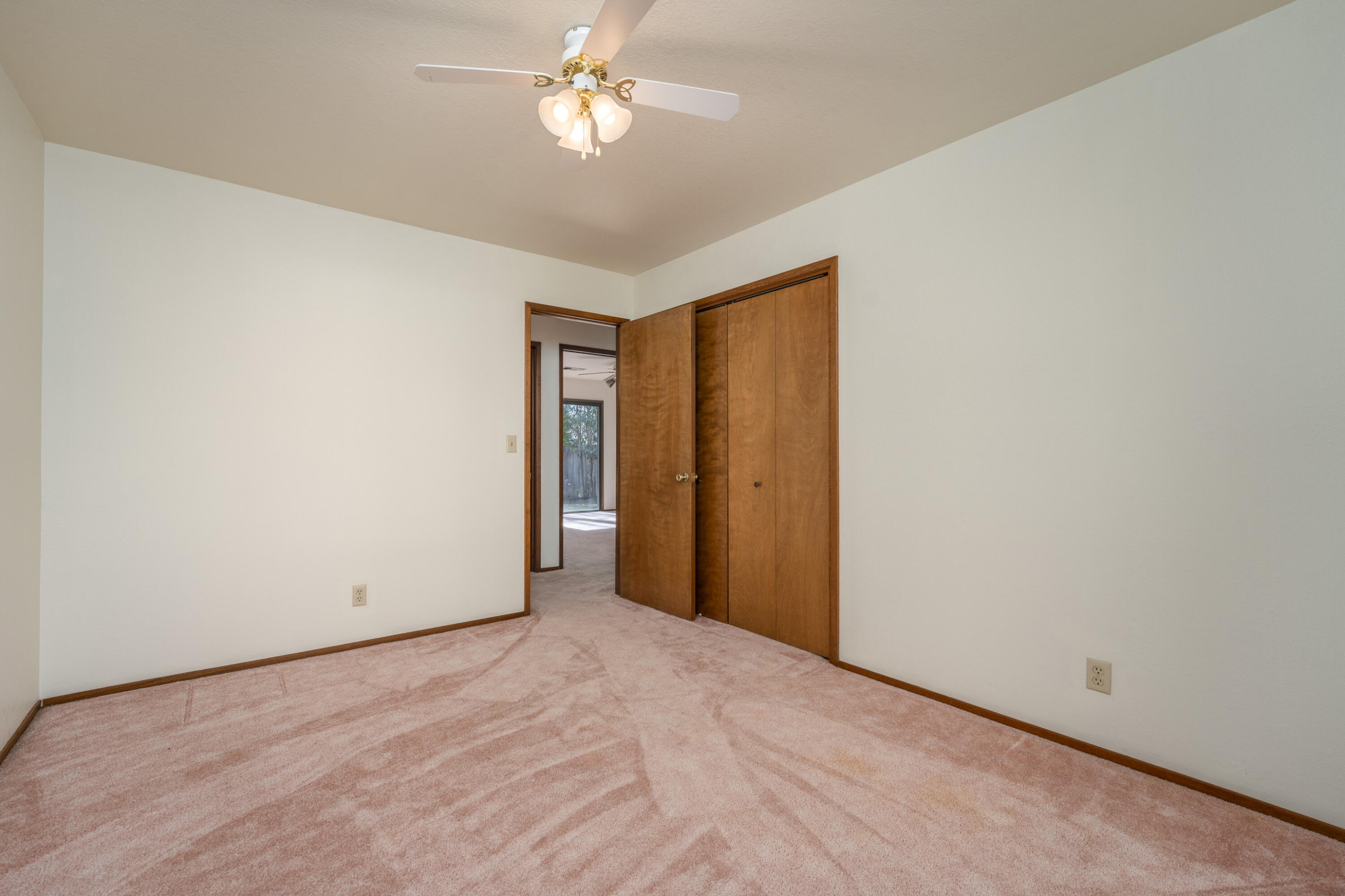 853 Oakmont Drive Redding, CA 96003 - Photo 16 of 37 a view of an empty room