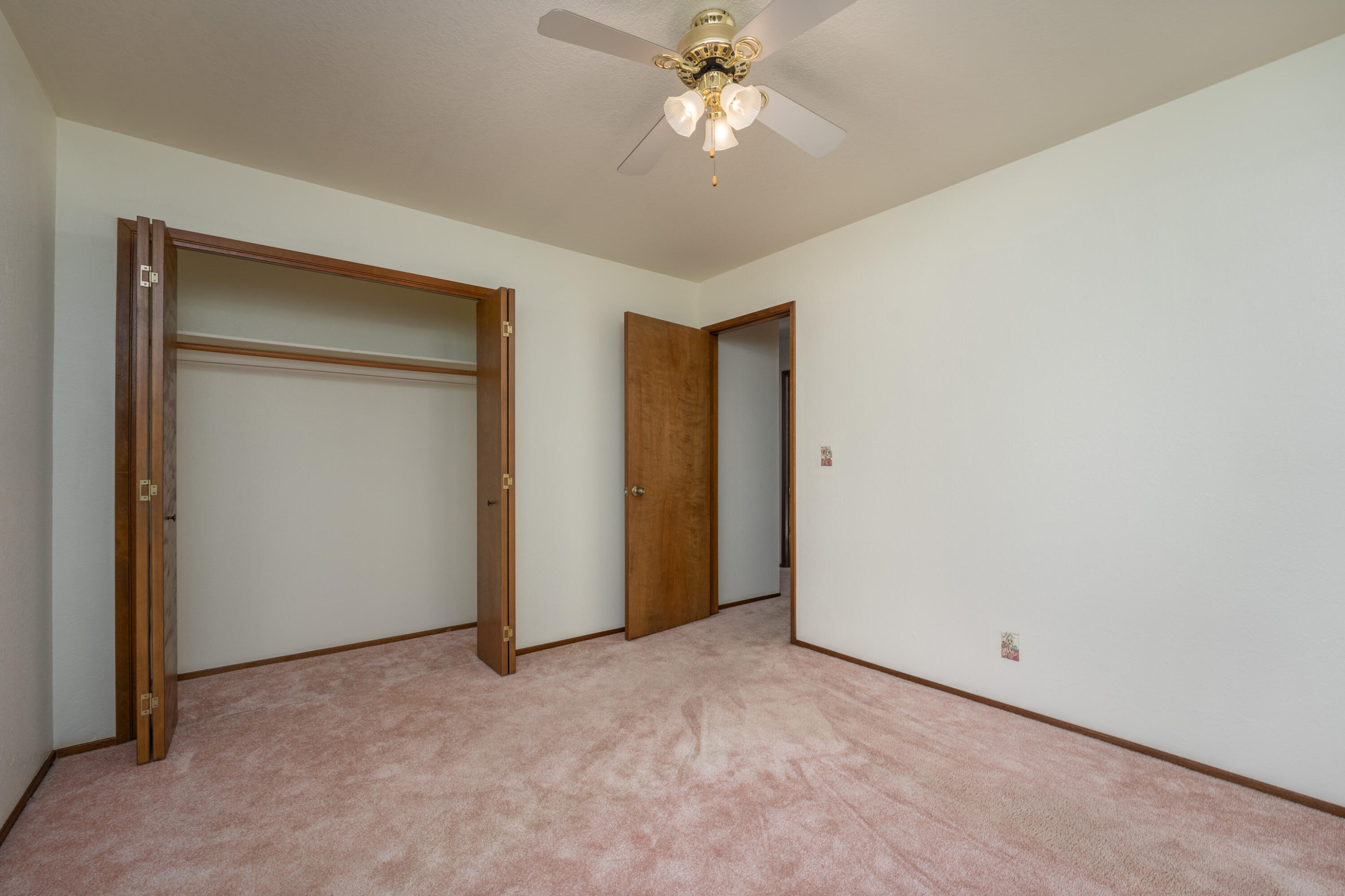 853 Oakmont Drive Redding, CA 96003 - Photo 18 of 37 an empty room with closet and a chandelier fan