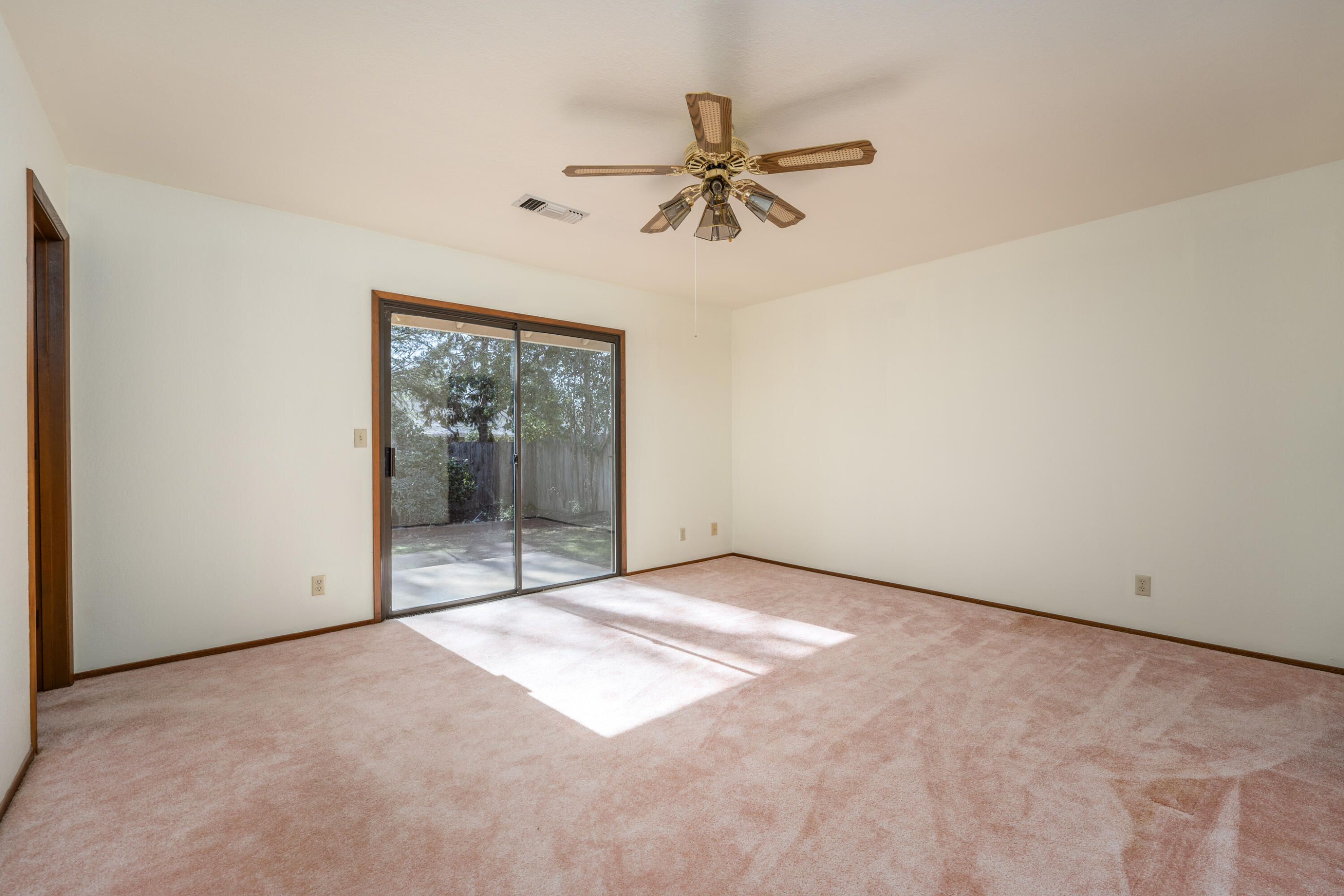 853 Oakmont Drive Redding, CA 96003 - Photo 19 of 37 a view of an empty room with a window