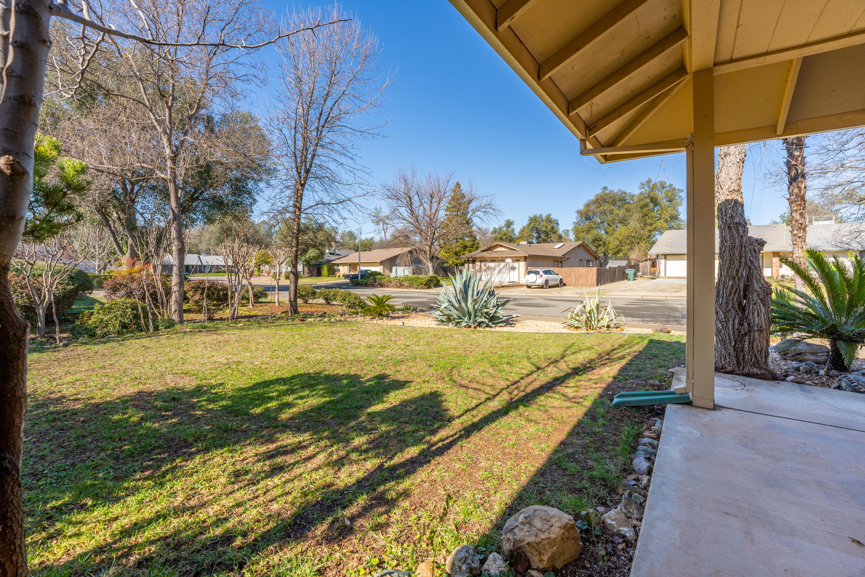 853 Oakmont Drive Redding, CA 96003 - Photo 3 of 37 a view of a yard with an umbrella