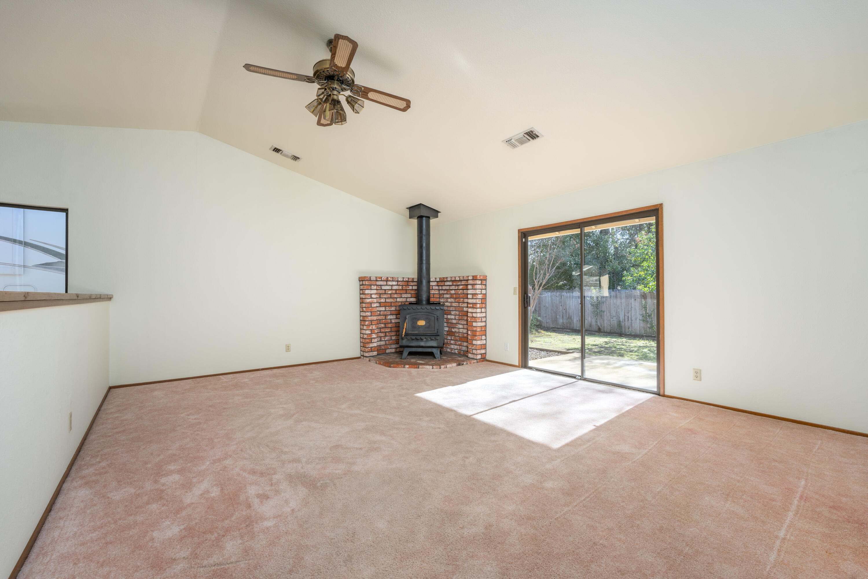 853 Oakmont Drive Redding, CA 96003 - Photo 5 of 37 a view of empty room with ceiling fan