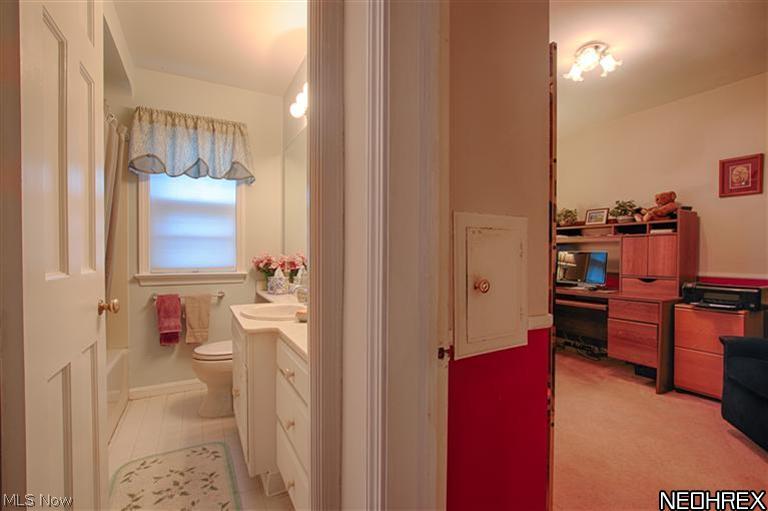 5432 Summit Road Cleveland, OH 44124 - Photo 18 of 25 Convenient first floor layout...