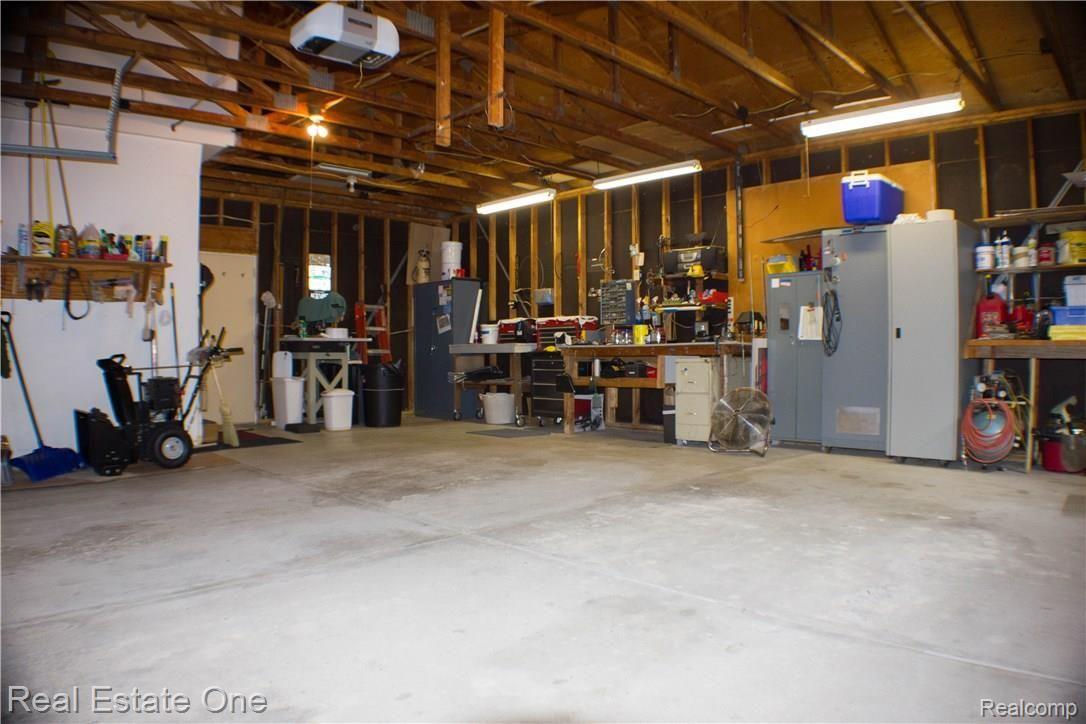 8911 River Valley Road Brighton, MI 48116 - Photo 22 of 34 GARAGE 2 VIEW