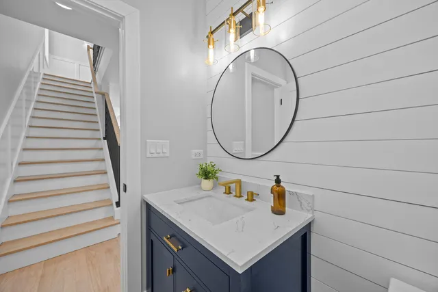 $1,695,000 | 2323 West Farragut Avenue, Chicago, IL 60625