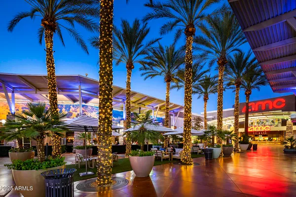 a city street filled with lots of traffic