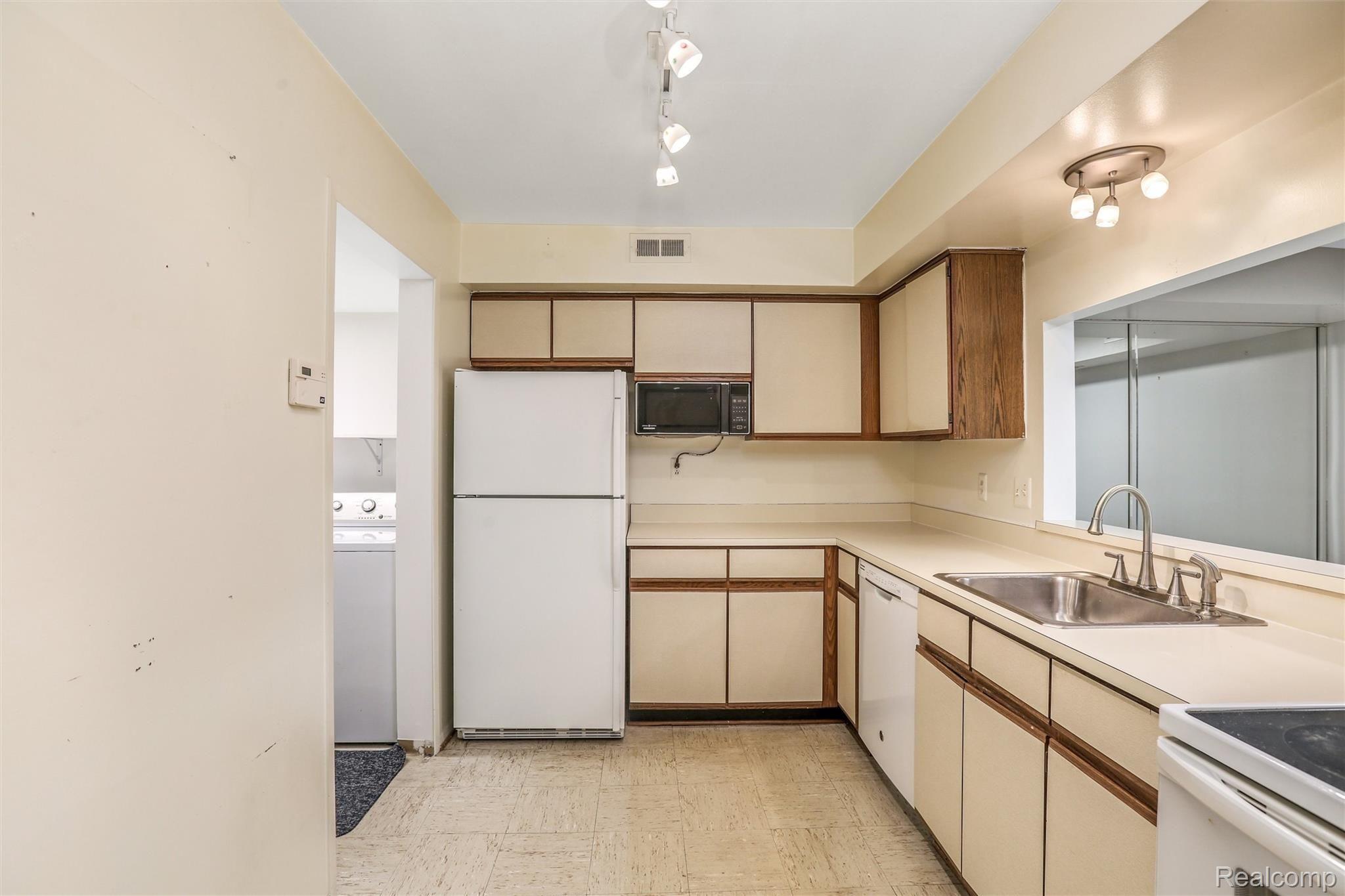27374 Evergreen Road, Unit 4 Southfield, MI 48076 - Photo 7 of 26 27374 Evergreen Rd, Lathrup Village, MI 48076 Kitchen