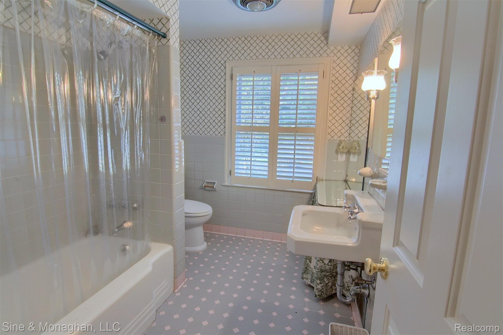 1020 Devonshire Road Grosse Pointe, MI 48230 - Photo 25 of 41 29-2nd Bathroom.jpg