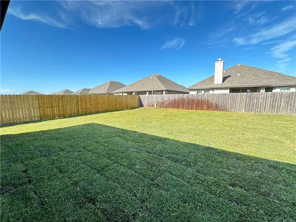 a view of a back yard