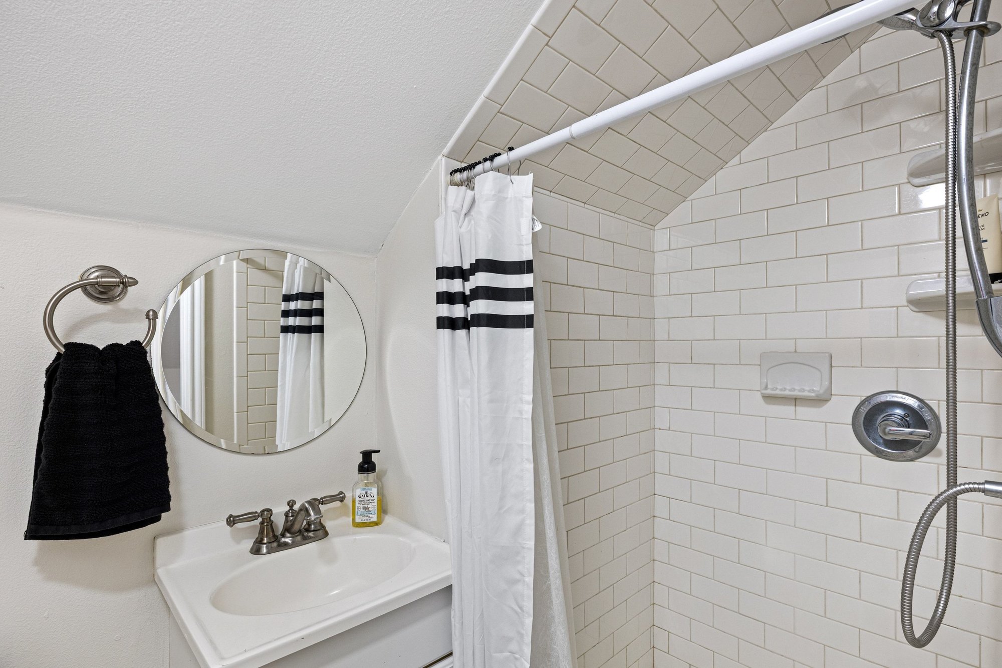 4915 Canyon Ranch Trail Spicewood, TX 78669 - Photo 38 of 40 Full bath in garage apartment.