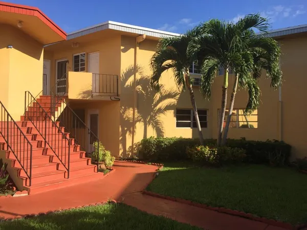 $2,100 | 1715 Northeast Miami Gardens Drive, Unit 129, Miami, FL 33179
