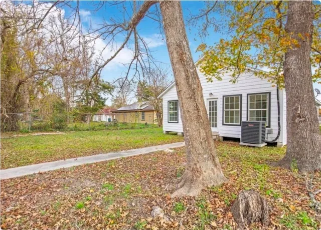 $1,400 | 116 Trahan Street, Ames, TX 77575