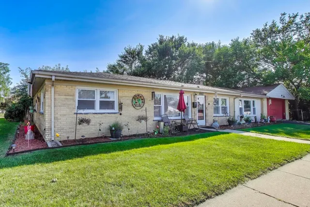 a view of a house with a yard