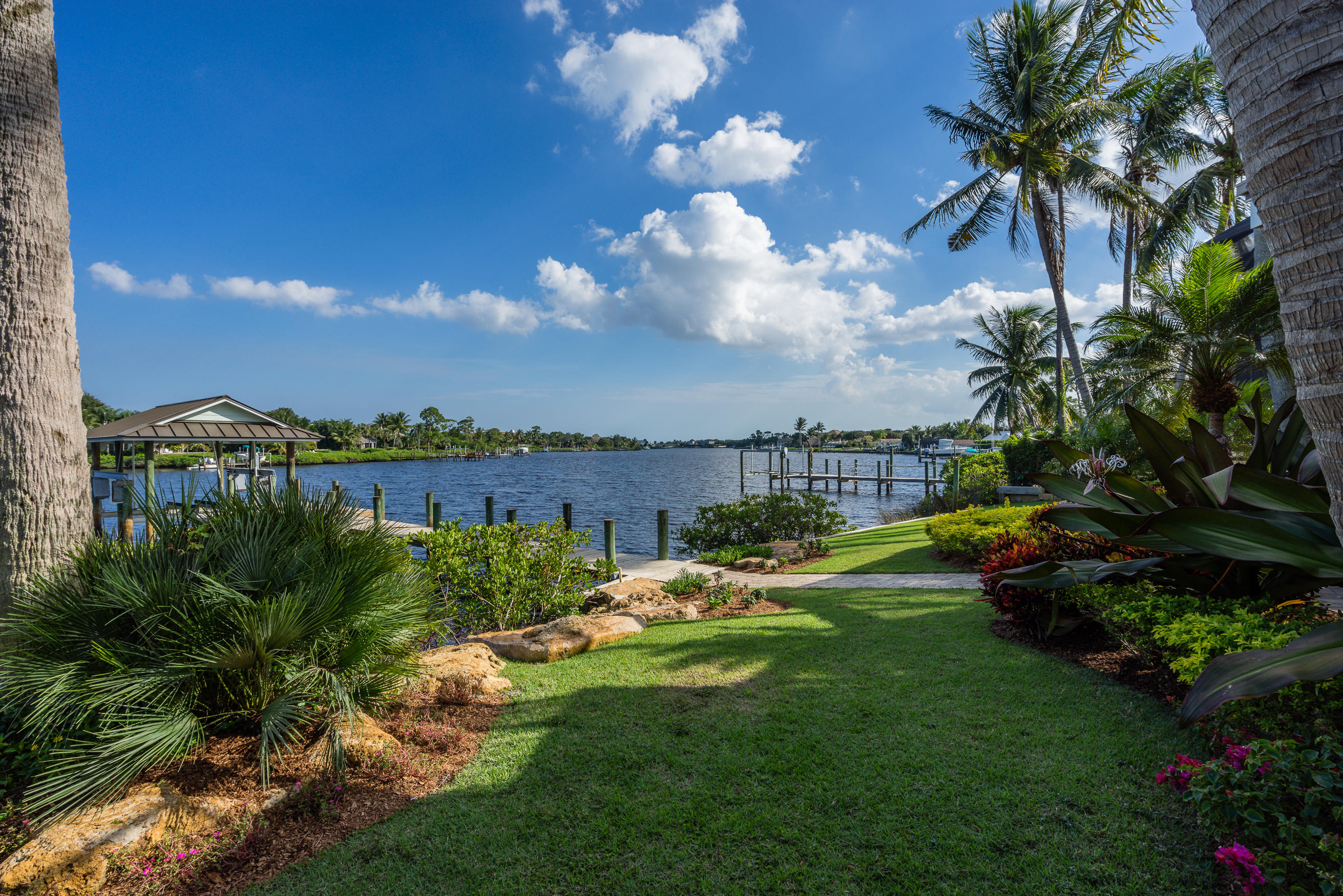 25 Saddleback Road Tequesta, FL 33469 - Photo 42 of 47 25 SaddleBack Exterior Yard East View