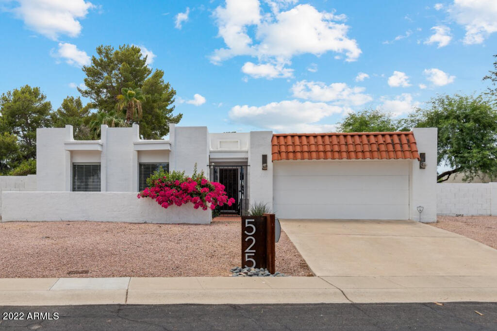 525 East Calavar Road Phoenix, AZ 85022 - Photo 1 of 25 a view of a backyard of the house