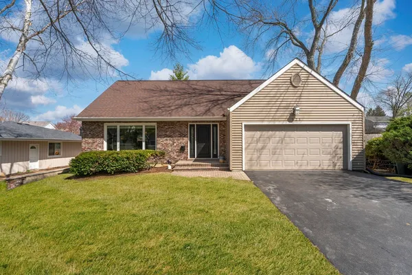 $610,000 | 121 North Glendale Avenue, Barrington, IL 60010