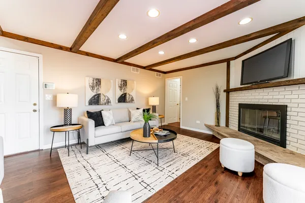 $610,000 | 121 North Glendale Avenue, Barrington, IL 60010