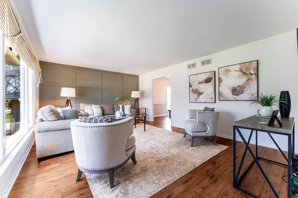 $610,000 | 121 North Glendale Avenue, Barrington, IL 60010