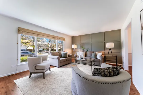 $610,000 | 121 North Glendale Avenue, Barrington, IL 60010