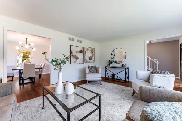 $610,000 | 121 North Glendale Avenue, Barrington, IL 60010