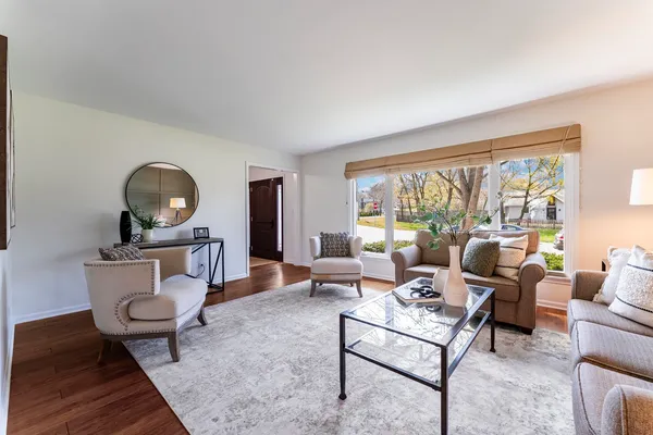 $610,000 | 121 North Glendale Avenue, Barrington, IL 60010