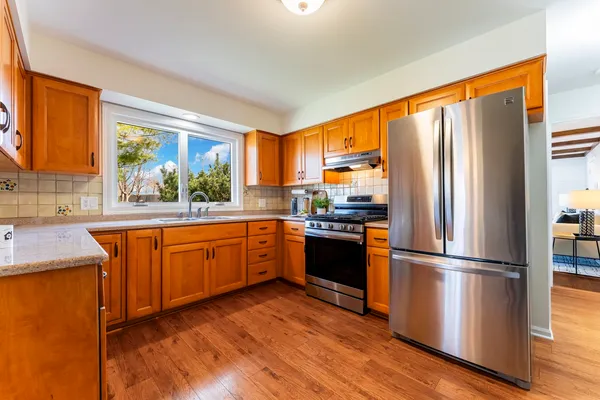 $610,000 | 121 North Glendale Avenue, Barrington, IL 60010