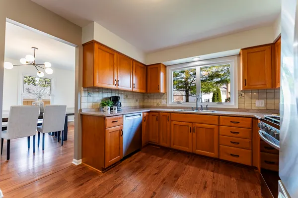 $610,000 | 121 North Glendale Avenue, Barrington, IL 60010