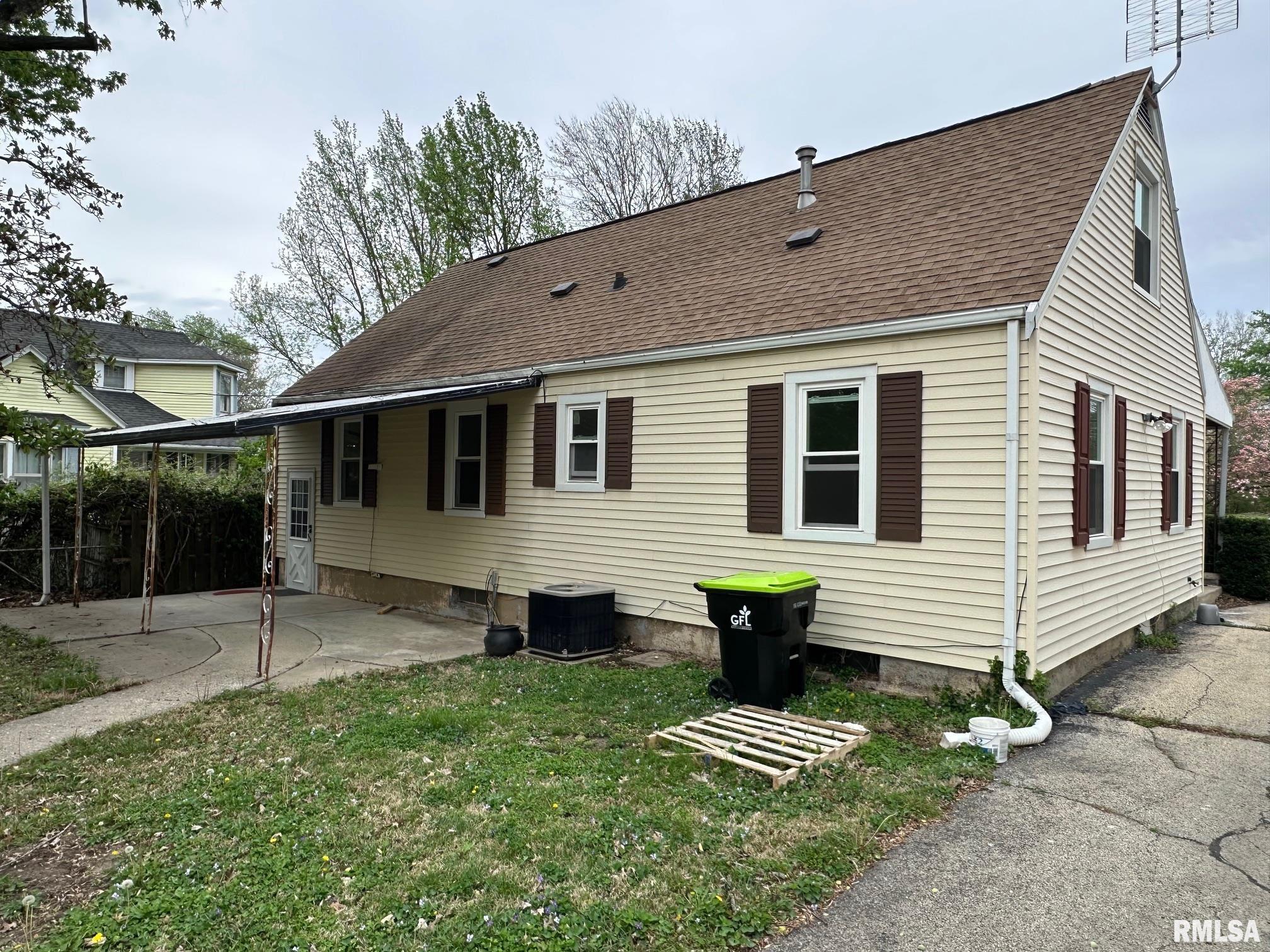 417 Caldwell Street Jacksonville, IL 62650 - Photo 3 of 22