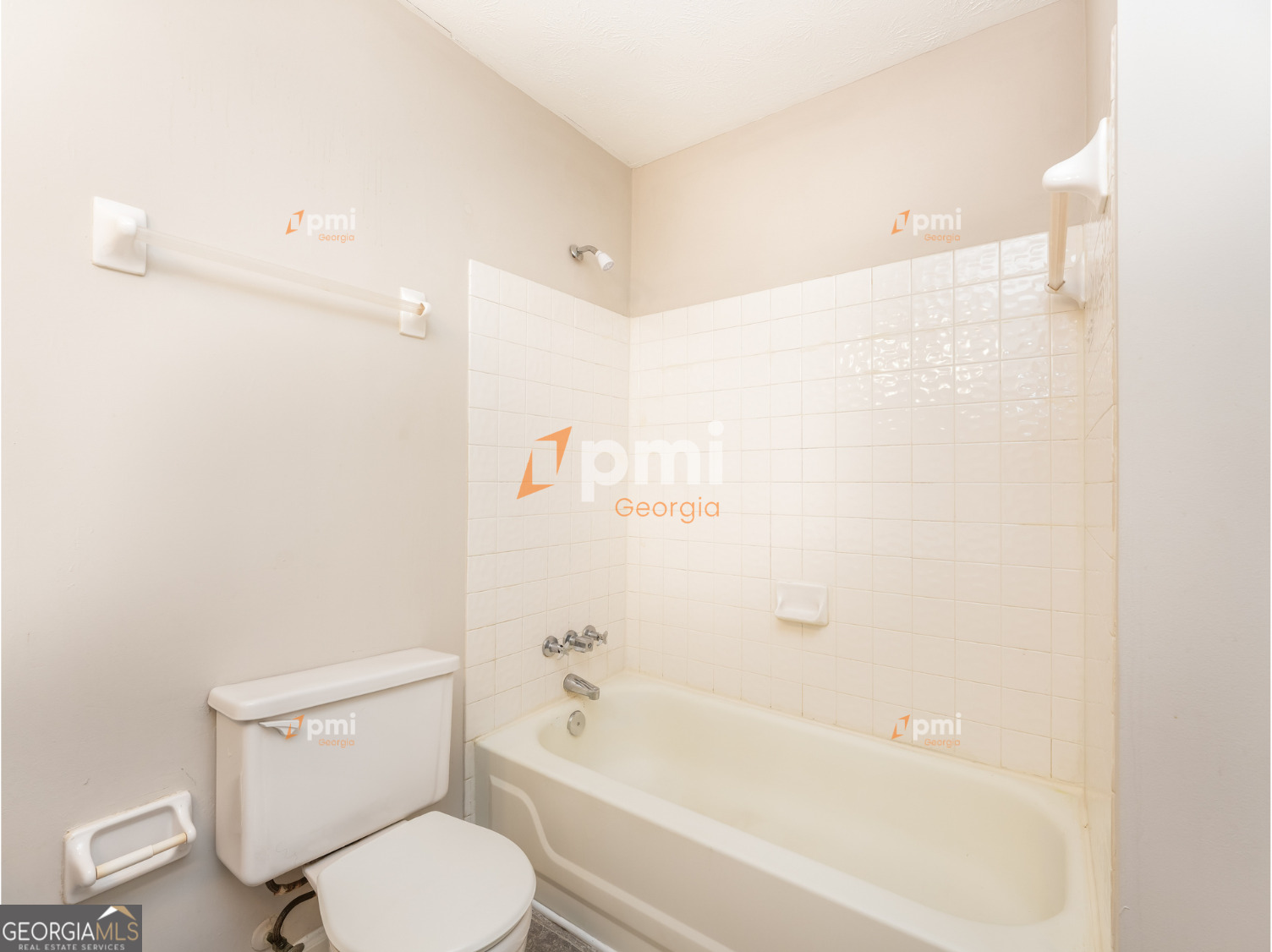 667 Rae Drive Southwest Lawrenceville, GA 30044 - Photo 12 of 19 a bathroom with a toilet and a bathtub