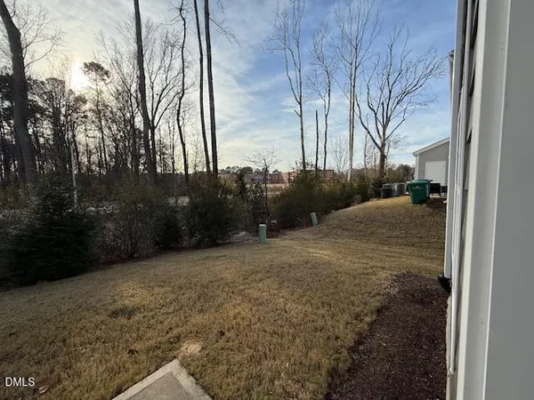 a view of a backyard