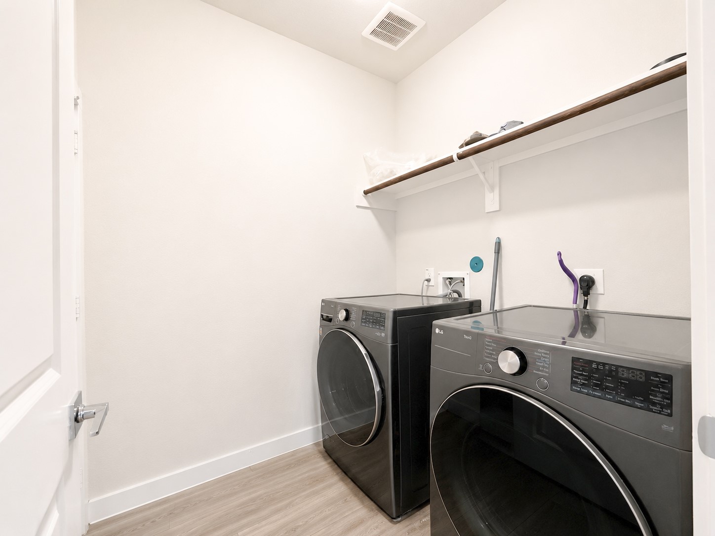 323 Bennett Street Angleton, TX 77515 - Photo 9 of 21 a utility room with dryer and washer