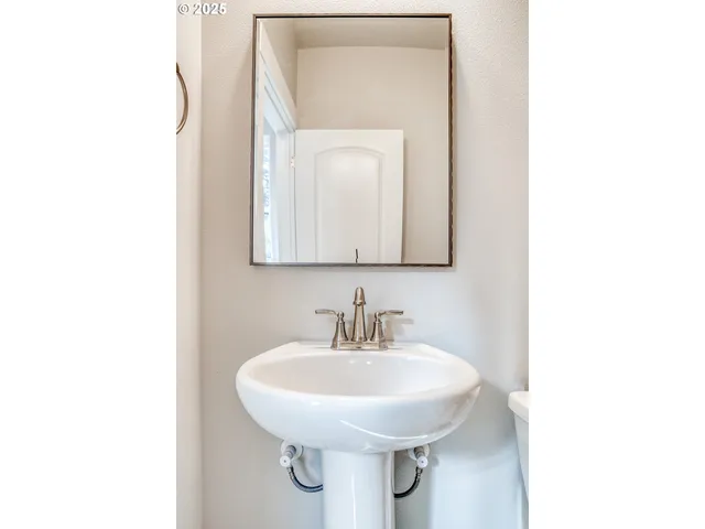 $675,000 | 2910 Northeast Klamath Place, Newport, OR 97365